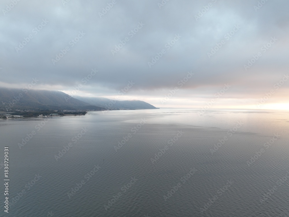 Obraz premium 滋賀県 高島市の早朝の湖の風景