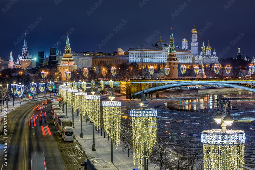 Obraz premium Moscow Kremlin, embankment of Moscow River with Christmas decoration at night in Moscow, Russia. Architecture and landmark of Moscow