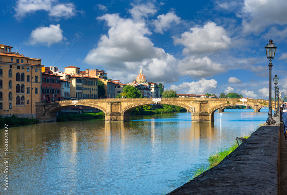 Obraz premium View of Arno river, embankment of Oltrarno quarter and Ponte Santa Trinita in Florence, Italy. Architecture and landmark of Florence. Cityscape of Florence