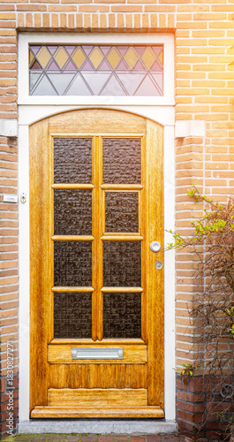 Φωτογραφία Facade of typical Dutch door house with brick walls, steps, front door windows