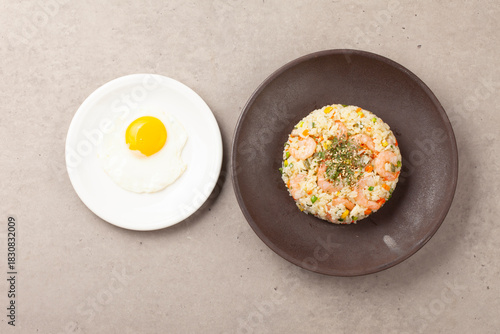 새우볶음밥은 새우껍질을 벗긴 새우와 잘게 썬 채소를 밥과 함께 볶은 음식
Shrimp fried rice is a dish made by stir-frying peeled shrimp and finely chopped vegetables with rice.


