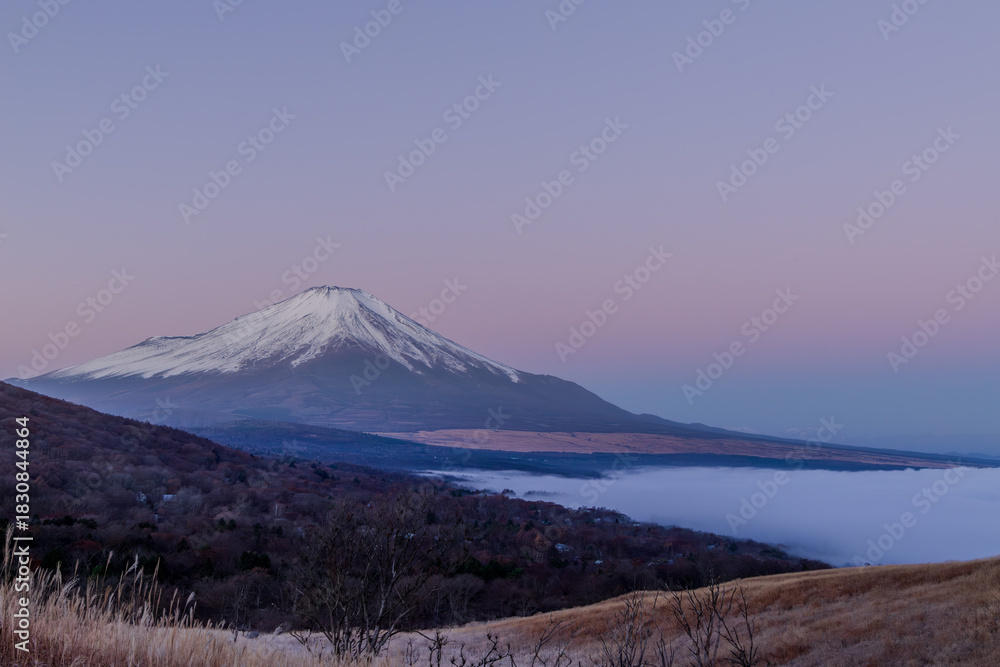 Fototapeta premium 冬の山中湖村パノラマ台から夜明けの雲海と紅富士