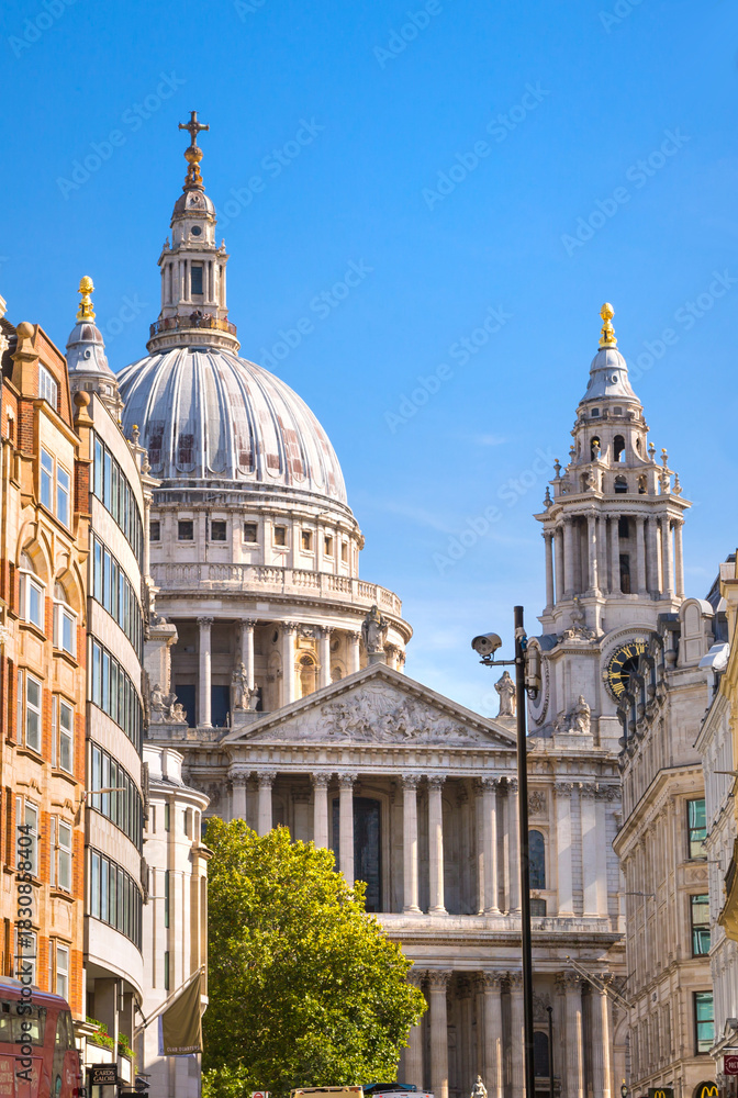 Fototapeta premium St. Pauls cathedral view from Fleet Street. London 