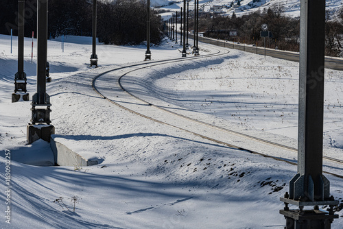 Eisenbahnschinen in Winterlanedschaft, Urserental, Kanton Uri, Schweiz