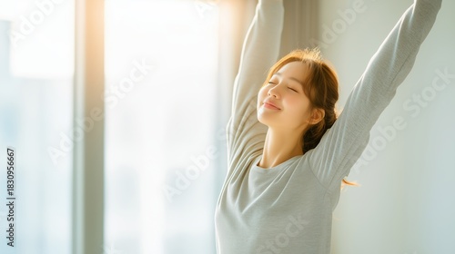 ストレッチをして自律神経を整える日本人女性