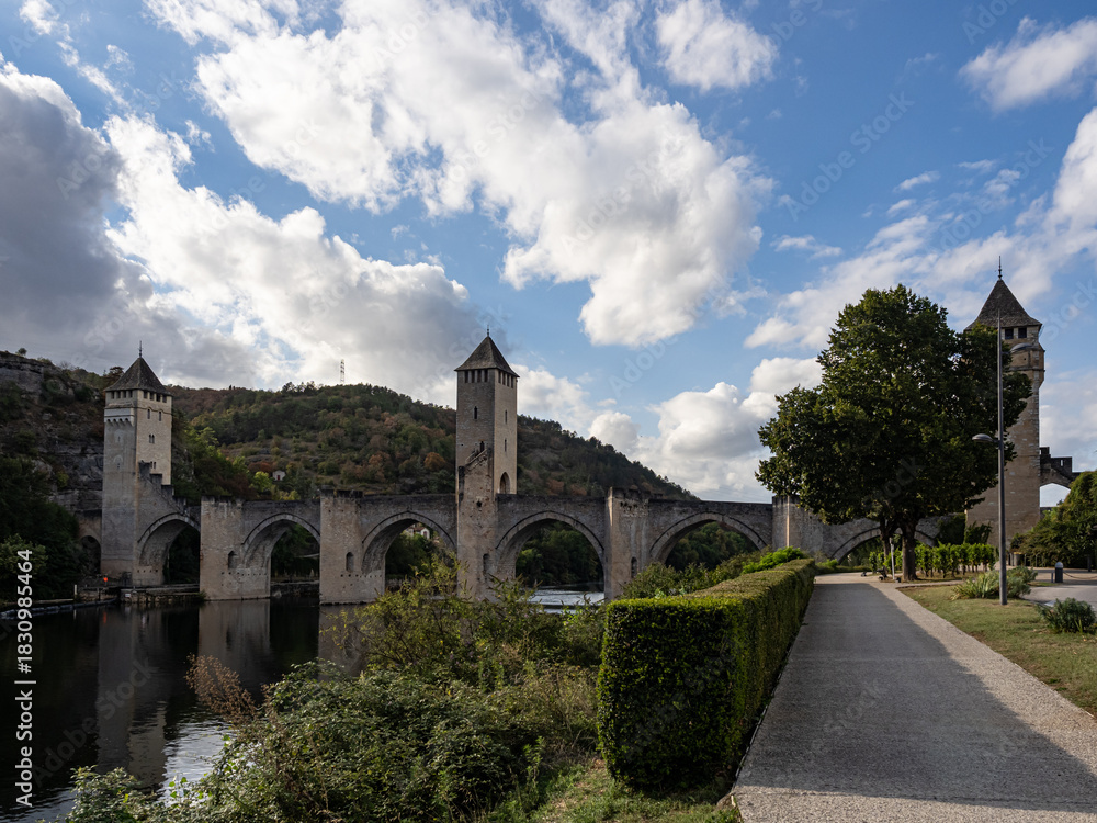 Obraz premium View of the Valentrén bridge, in the medieval city of Cahors, over the Lot River. Lot Valley, Ocitanie Region, France.