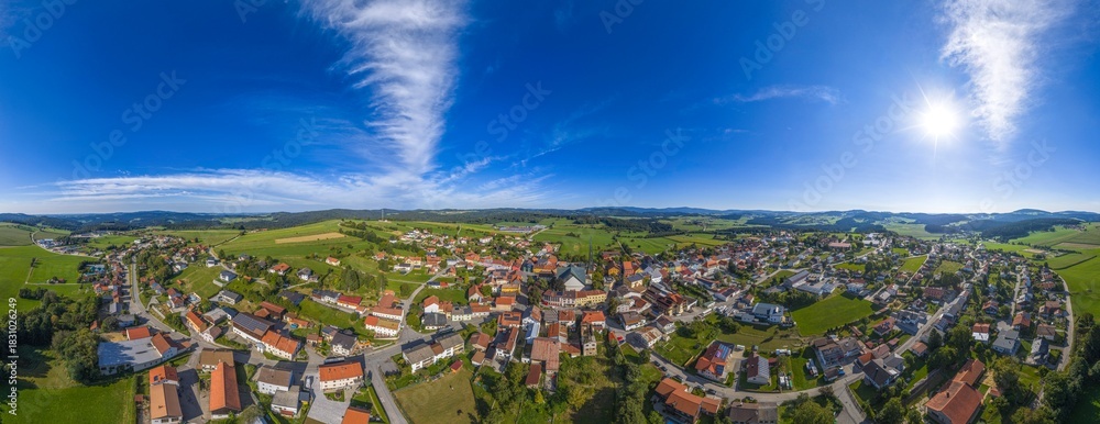 Obraz premium Ausblick auf die Region Donau-Wald rund um Wegscheid in Ostbayern nahe der Grenze zu Oberösterreich