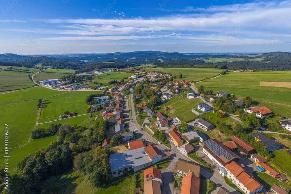 Naklejka premium Die Marktgemeinde Wegscheid im Passauer Land im südlichen Bayerischen Wald von oben