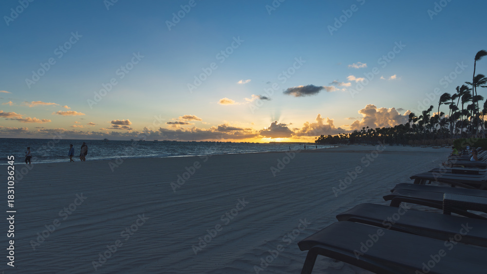 Obraz premium Amanecer en hermosa playa de arena blanca y mar turquesa del Caribe en Punta Cana, República Dominicana