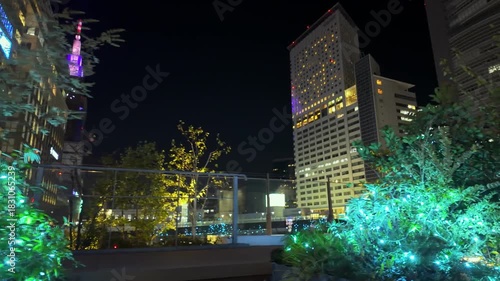 樹木イルミネーションとライトアップタワーの冬夜景