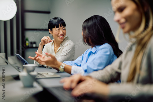 Tablou pe pânză Multi-ethnic businesswomen discussing ideas during a meeting