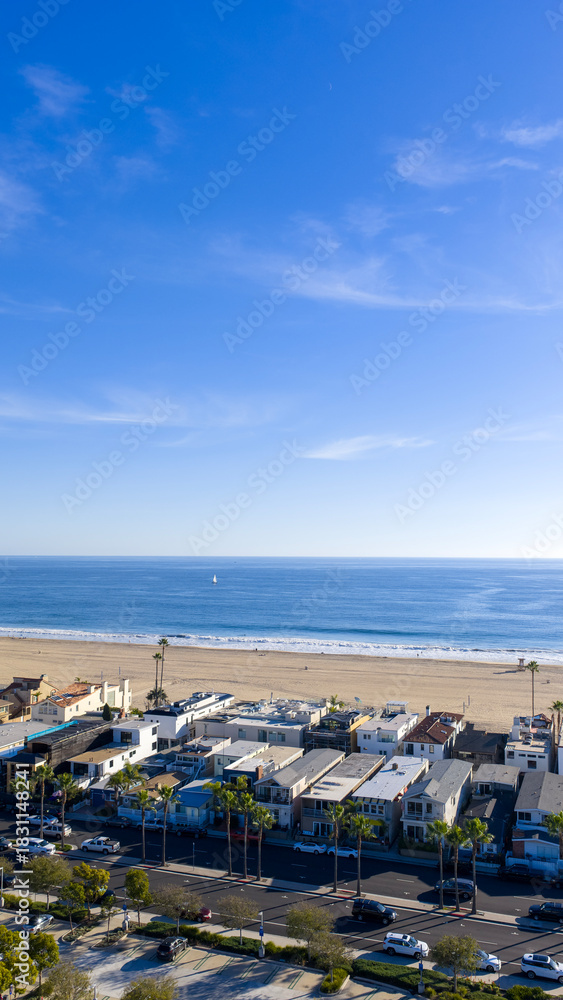 Obraz premium Aerial shot along the coastline with homes a sandy beach in Newport Beach California USA