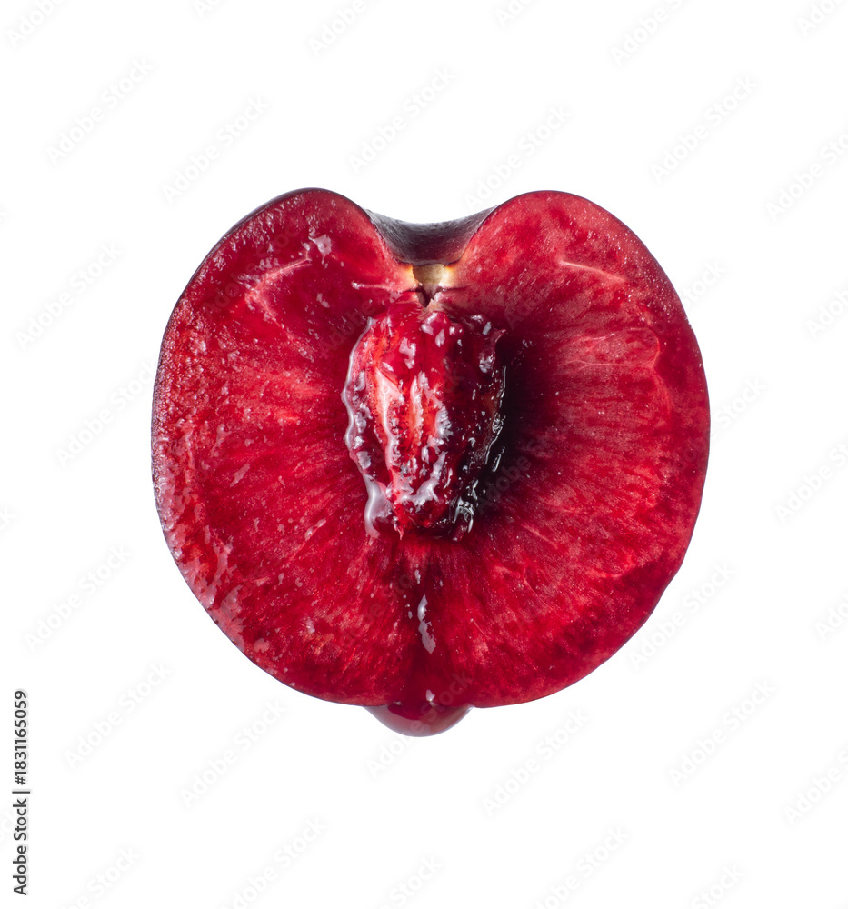 Obraz premium Close-up of juicy red cherry half isolated on transparent background