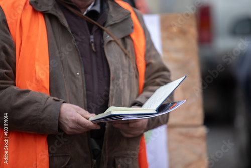 Canvas-taulu Hunter reading notes during safety briefing
