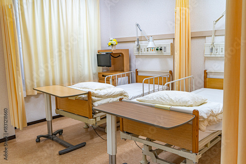 日本の入院病室のベッドと医療設備のインテリア／Interior of Japanese hospital ward with beds and medical equipment