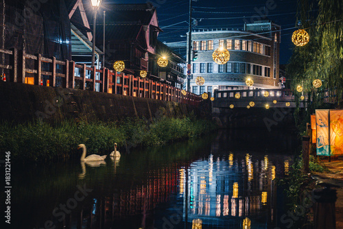 Fototapeta Naklejka Na Ścianę i Meble -  小野川沿いの夕涼み竹毬灯りと佐原の町並みと白鳥