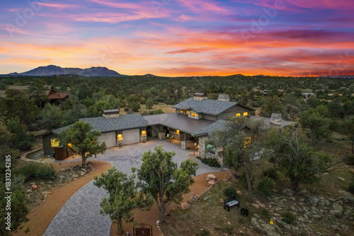 Foto Experience the breathtaking beauty of a stunning desert retreat at sunset