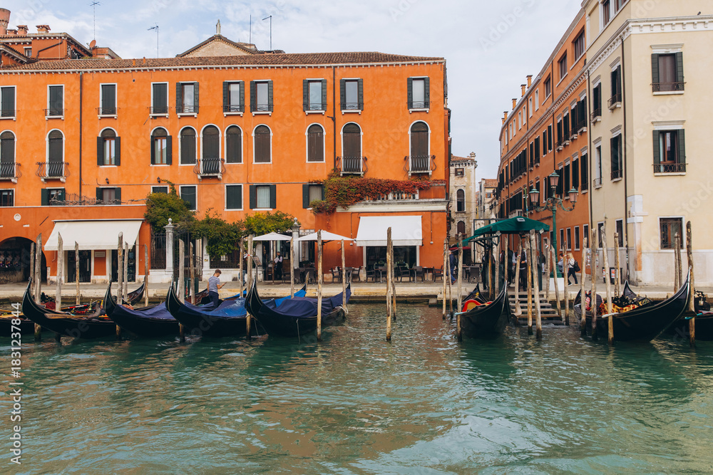 Obraz premium Gondolas moored on a Venice canal with historic buildings