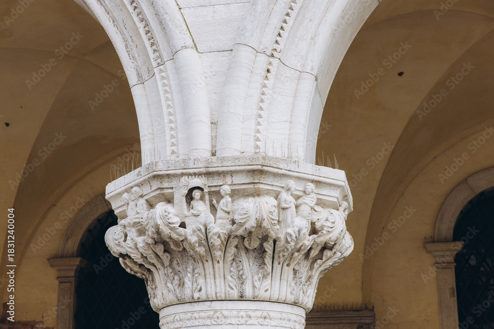Obraz premium Doge's Palace column capital with sculpted figures in Venice