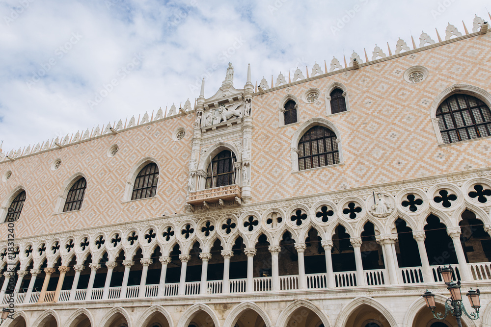 Obraz premium Doge's Palace in Venice, Italy featuring Gothic architecture