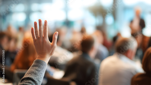 Wallpaper Mural Une personne lève la main pour poser une question lors d'une réunion dans un espace de travail. Torontodigital.ca