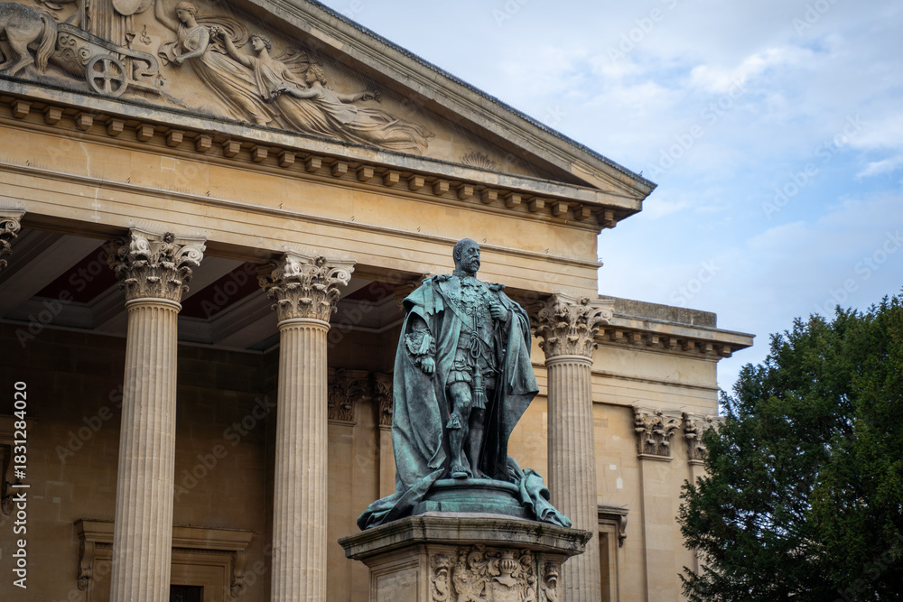 Obraz premium Historical statue with classical architecture