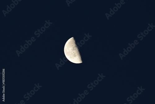 Wallpaper Mural 早朝の下弦の月、2025年11月12日6時5分撮影 Torontodigital.ca