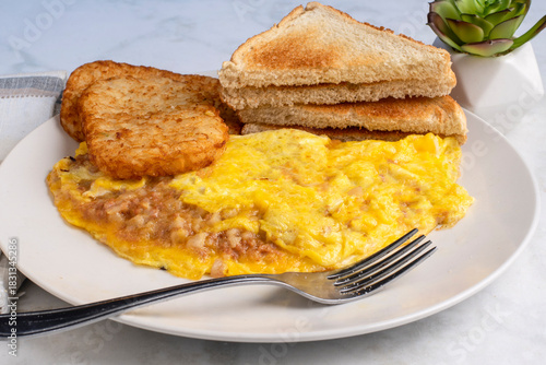 Canvastavla corn beef hash omelette with hash browns