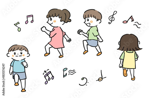 音楽に合わせて歩く子ども達