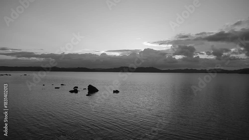 冬の奄美大島龍郷湾の日の出。モノクロ。
