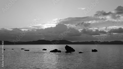 冬の奄美大島龍郷湾の日の出。モノクロ。