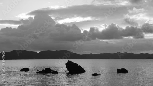 冬の奄美大島龍郷湾の日の出。モノクロ。