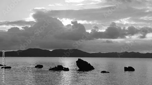 冬の奄美大島龍郷湾の日の出。モノクロ。