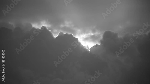 冬の奄美大島龍郷湾の日の出。モノクロ。