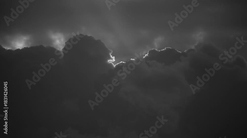 冬の奄美大島龍郷湾の日の出。モノクロ。