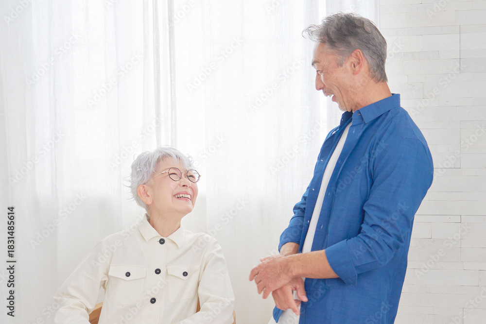 Obraz premium 会話するシニア夫婦 リビング