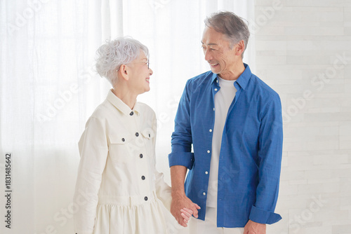 会話するシニア夫婦　リビング