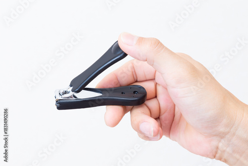 爪切りを持つ手　白バック