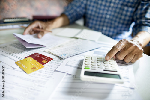 Фотография asian man alculate credit card expense