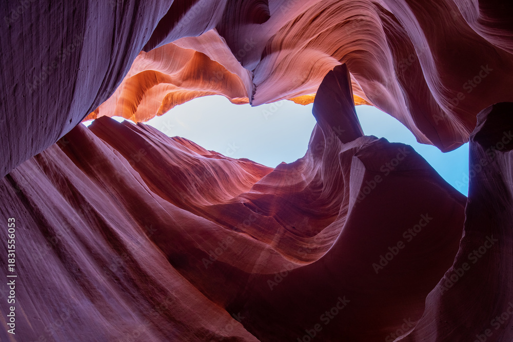 Fototapeta premium Antelope Canyon offers a breathtaking view with its vibrant rock formations and narrow passageways on Arizonas Indian reservation. The place is a mustvisit for adventure seekers. Popular place in USA.
