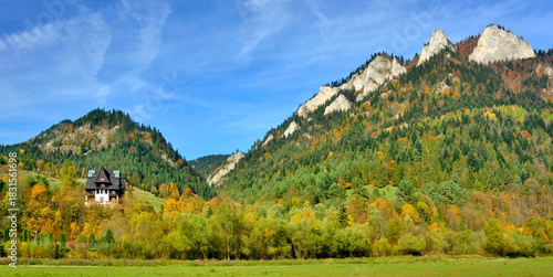 Fototapeta Naklejka Na Ścianę i Meble -  Autumn view on Three Crowns and tourist shelter,  Pieniny Mountains, Sromowce Nizne, Poland