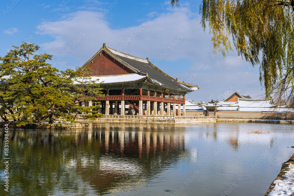 Fototapeta premium Snowy Gyeonghoeru Pavilion Reflected on the Calm Pond at Gyeongbokgung Palace