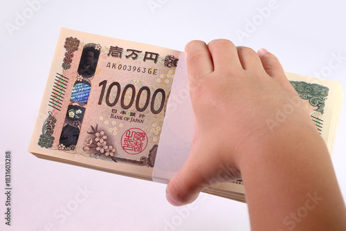 札束を持つ子どもの手