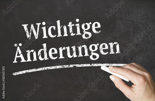 „Wichtige Änderungen“ Wort mit Kreide auf einer Tafel