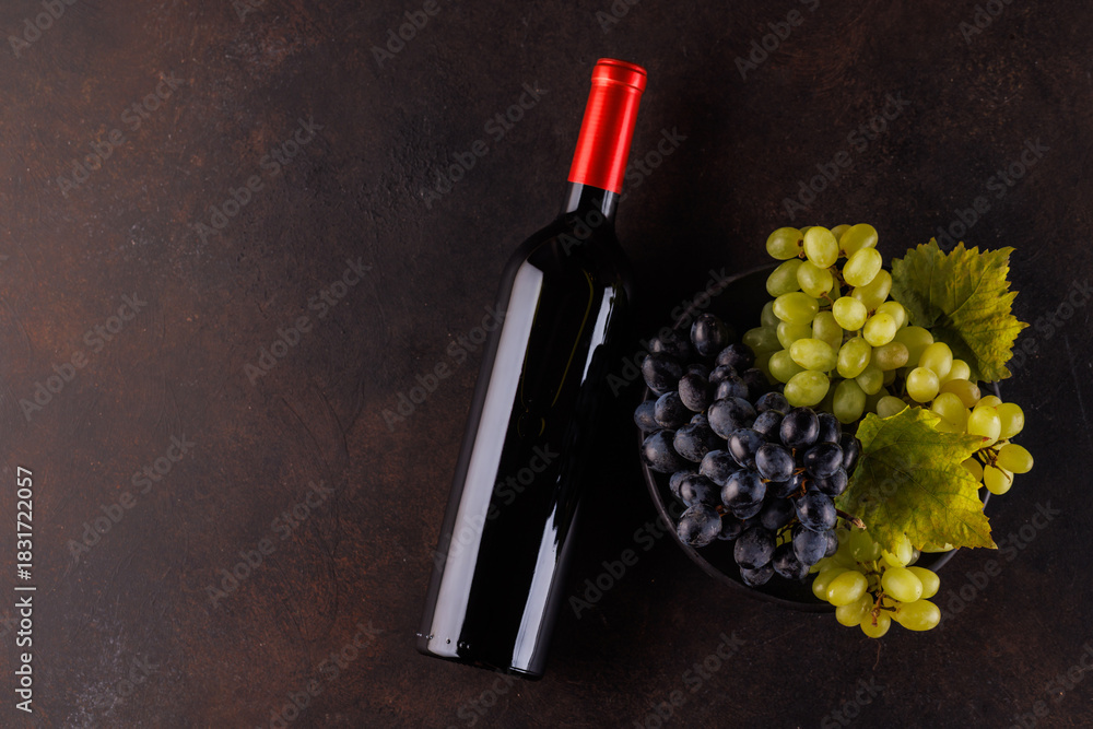 Fototapeta premium Red wine bottle and fresh grapes