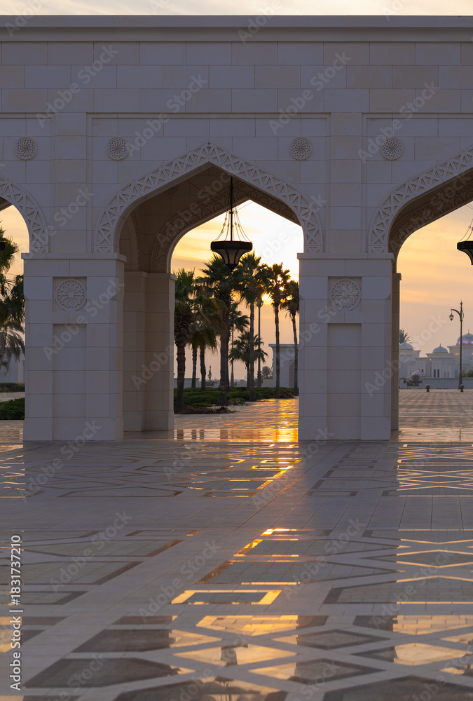 Obraz premium Eastern architecture, ancient-style buildings, domes and round roofs, arches and columns. On the streets of the Emirates, in public places.