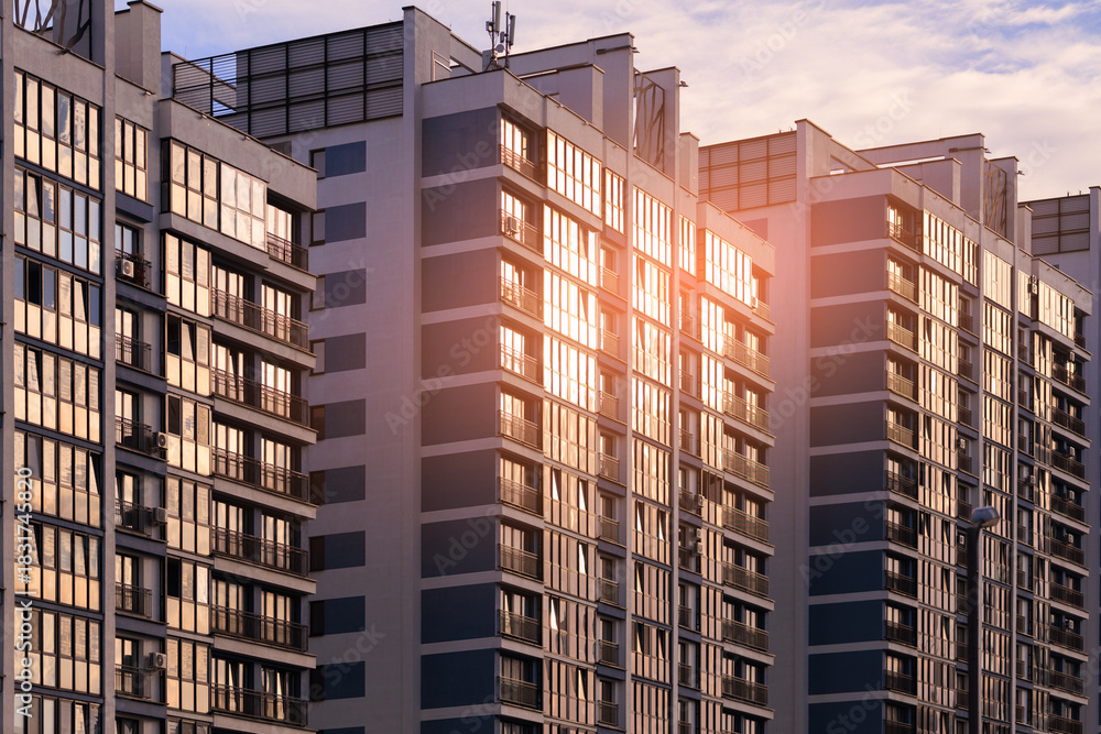Fototapeta premium The sun is reflected in the building. Sunlight and beautiful cityscape, modern buildings and city streets, public place