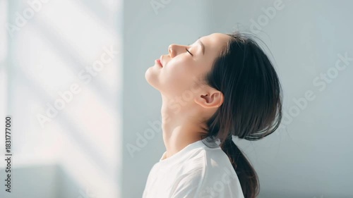 リラックスして自律神経を整える日本人女性