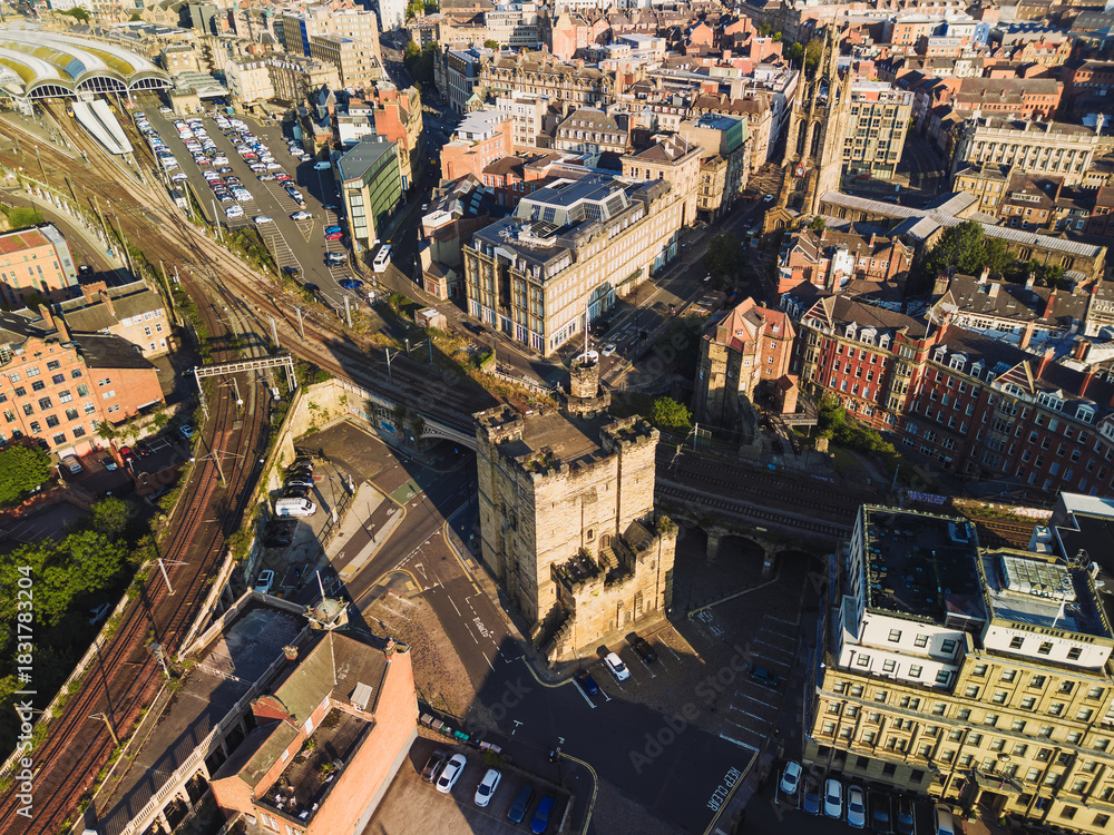 Obraz premium Newcastle upon Tyne: 17th Aug 2025: Aerial view showcasing Newcastle Castle, Central Station. The bustling city landscape features historic architecture, sunny morning