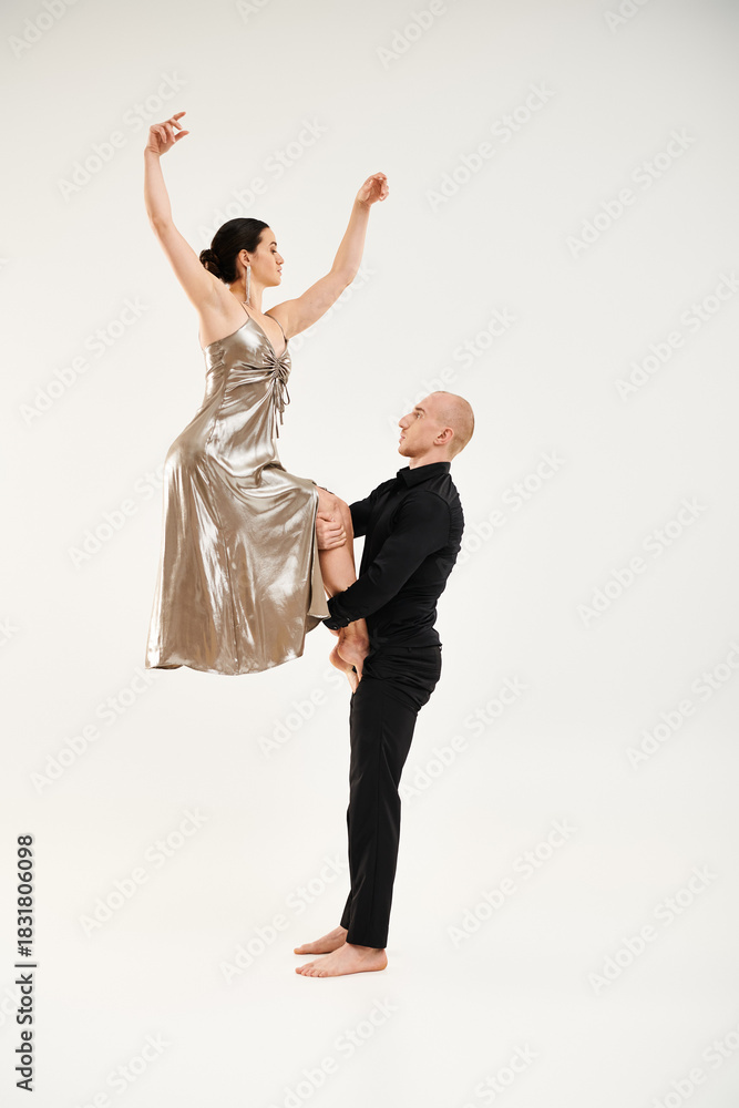 Obraz premium Dynamic duo showcases stunning acrobatic performance in captivating setting